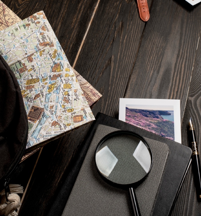 Détective privé analyse une carte avec une loupe